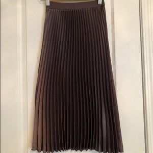 High waist pleated skirt. Size XS. By H&M